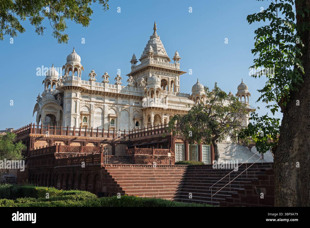 Il Jaswant Thada a Jodhpur, Rajasthan, è un cenotafio reale costruito nel 1899 dal Maharaja Sardar Singh in memoria di suo padre, Jaswant Singh II. Realizzato in marmo Makrana finemente intagliato, brilla di luce solare. I giardini includono gazebo, un giardino a livelli, un piccolo lago e altri tre cenotafi. All'interno ci sono ritratti dei governanti di Jodhpur. Foto Stock