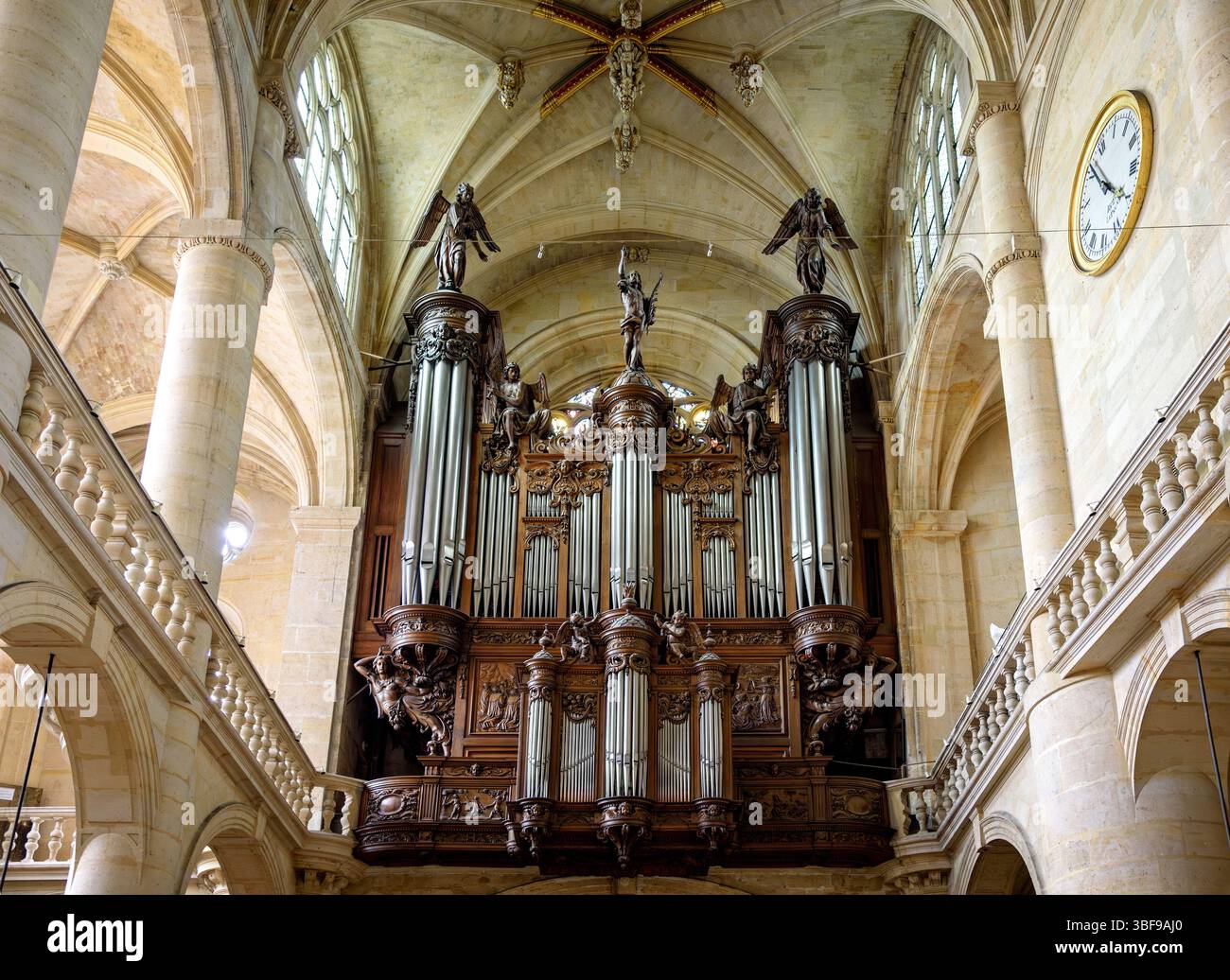 Organo di Saint-Etienne-du-Mont, Parigi, Francia Saint-ƒtienne-du-Mont è una chiesa di Parigi, in Francia, sulla Montagne Sainte-Genevi ve nel V arrondissement, vicino al PanthŽon. Contiene il santuario di St. Genevi ve, il santo patrono di Parigi. La chiesa contiene anche le tombe di Blaise Pascal e Jean Racine. Jean-Paul Marat è sepolto nel cimitero della chiesa. Foto Stock