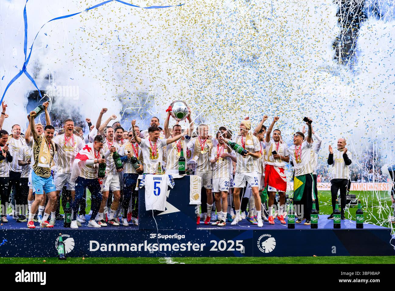 FCK bliver Danmarksmester 2025 og løfter Pokalen. Superliga - Mesterskabsspillet: FC København mod FC Nordsjælland - 25.05.2025. København, Danmark Foto Stock
