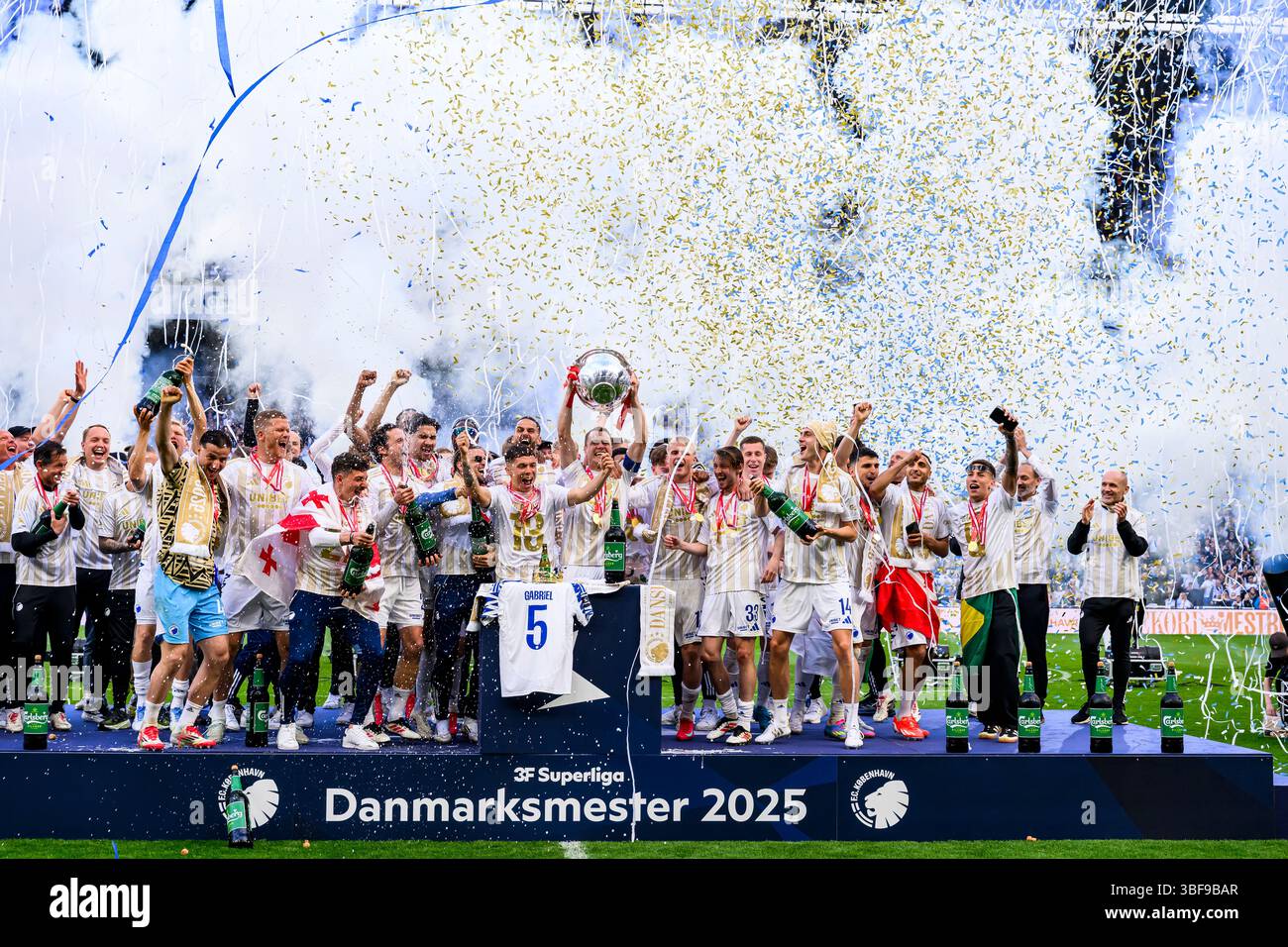 FCK bliver Danmarksmester 2025 og løfter Pokalen. Superliga - Mesterskabsspillet: FC København mod FC Nordsjælland - 25.05.2025. København, Danmark Foto Stock
