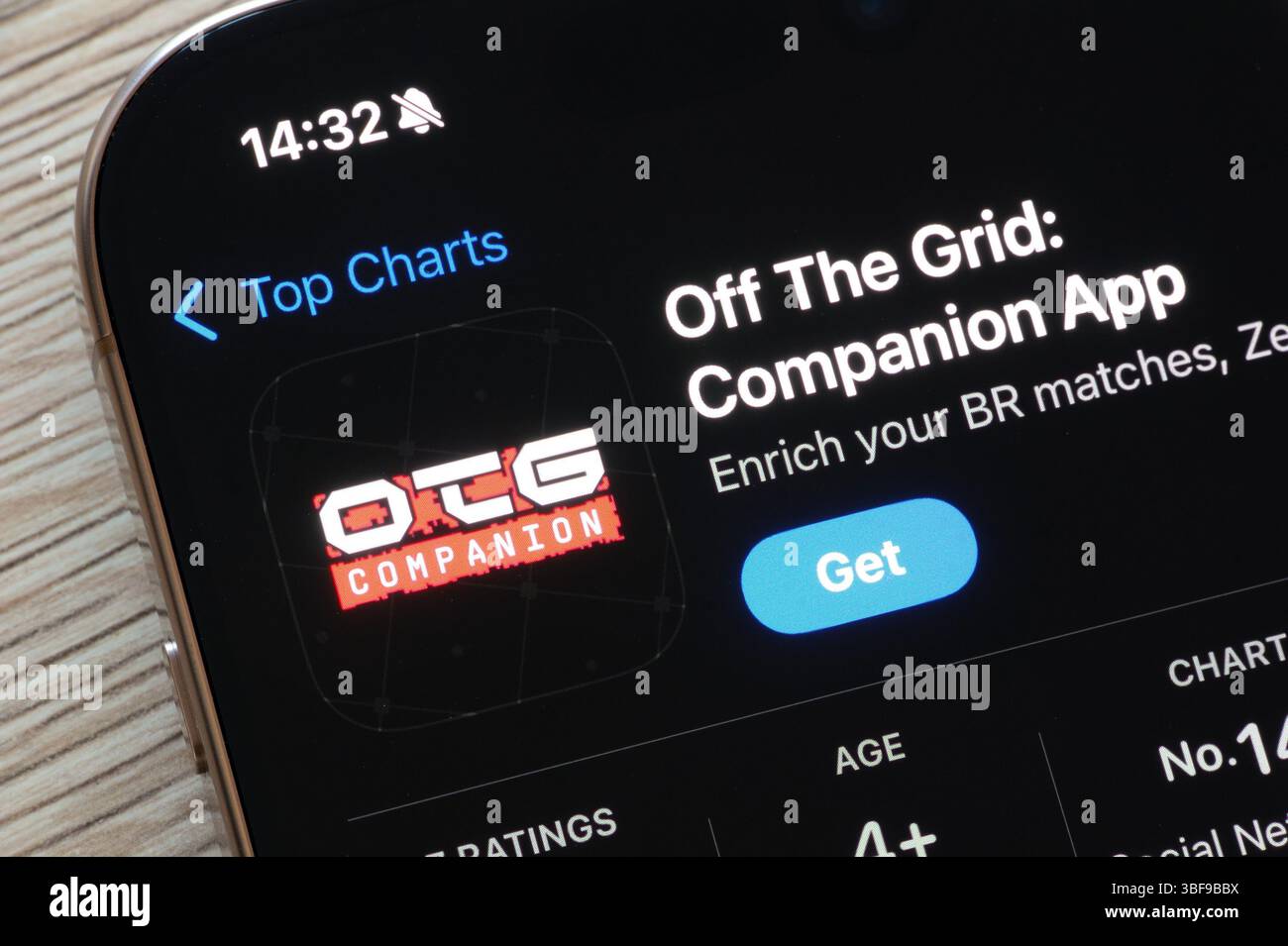 OSTRAVA, CECHIA - 23 NOVEMBRE 2024: Apple App Store con Off the Grid Companion App per il gioco Battle royale mobile Foto Stock