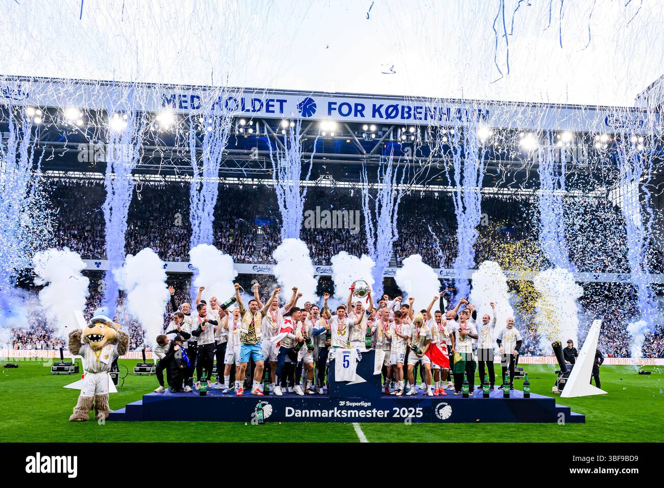FCK bliver Danmarksmester 2025 og løfter Pokalen. Superliga - Mesterskabsspillet: FC København mod FC Nordsjælland - 25.05.2025. København, Danmark Foto Stock