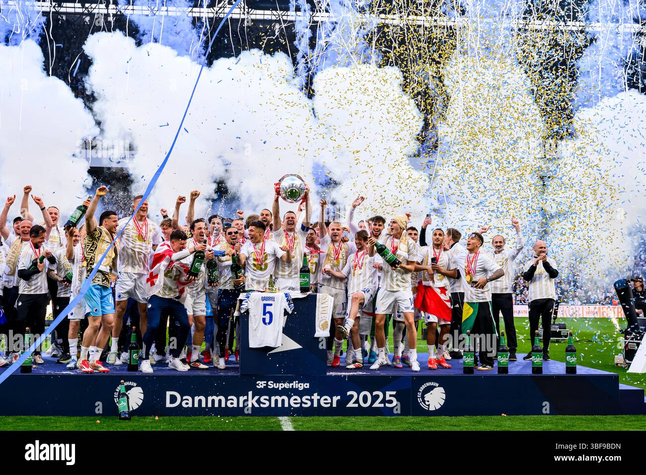 FCK bliver Danmarksmester 2025 og løfter Pokalen. Superliga - Mesterskabsspillet: FC København mod FC Nordsjælland - 25.05.2025. København, Danmark Foto Stock