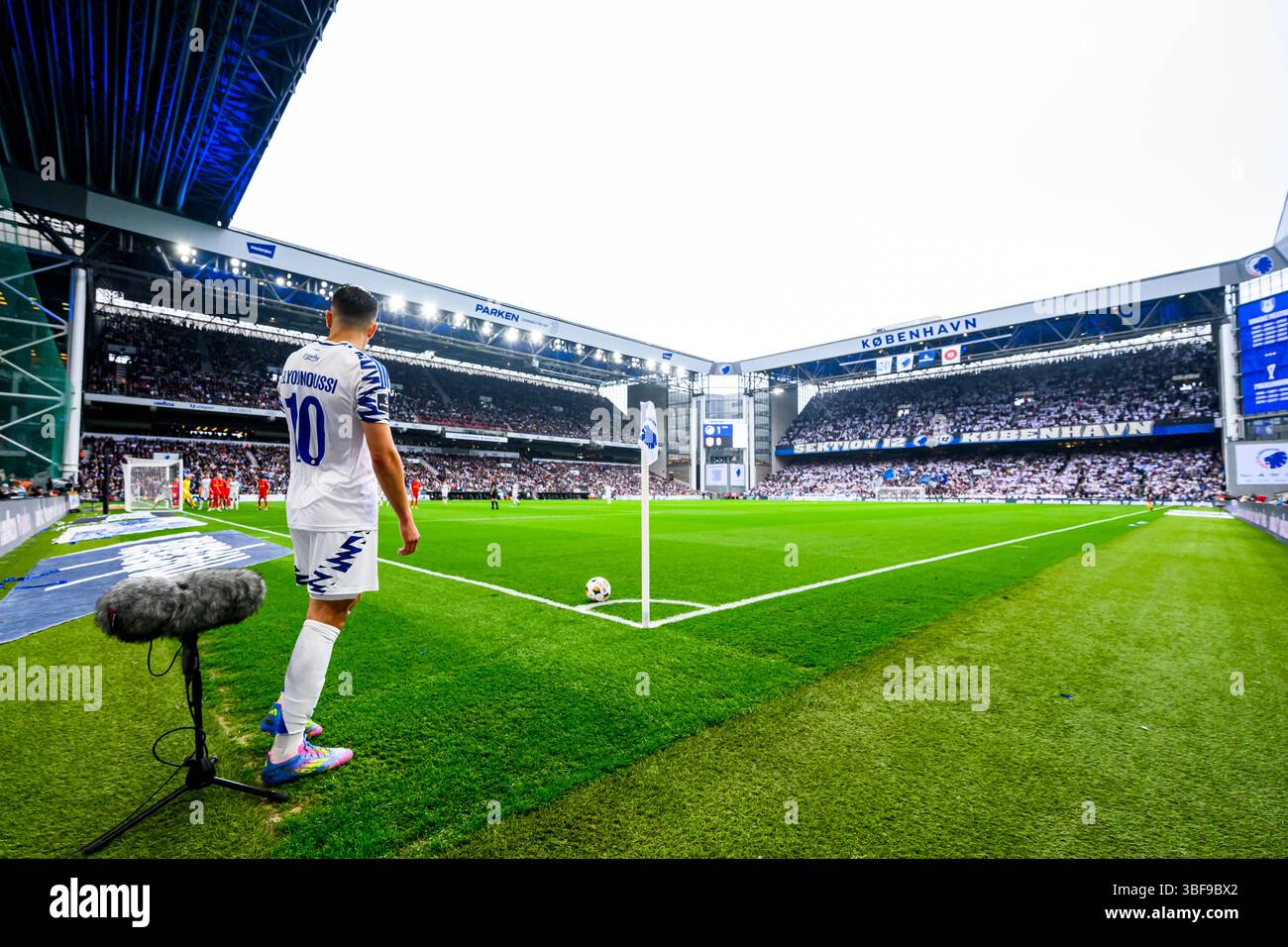 10 (FCK) - Mohamed Elyounoussi klar til hjørnespark. Superliga - Mesterskabsspillet: FC København mod FC Nordsjælland - 25.05.2025. København, daNm Foto Stock