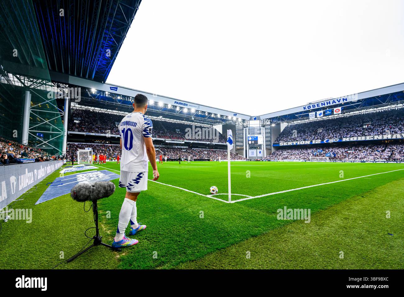 10 (FCK) - Mohamed Elyounoussi klar til hjørnespark. Superliga - Mesterskabsspillet: FC København mod FC Nordsjælland - 25.05.2025. København, daNm Foto Stock
