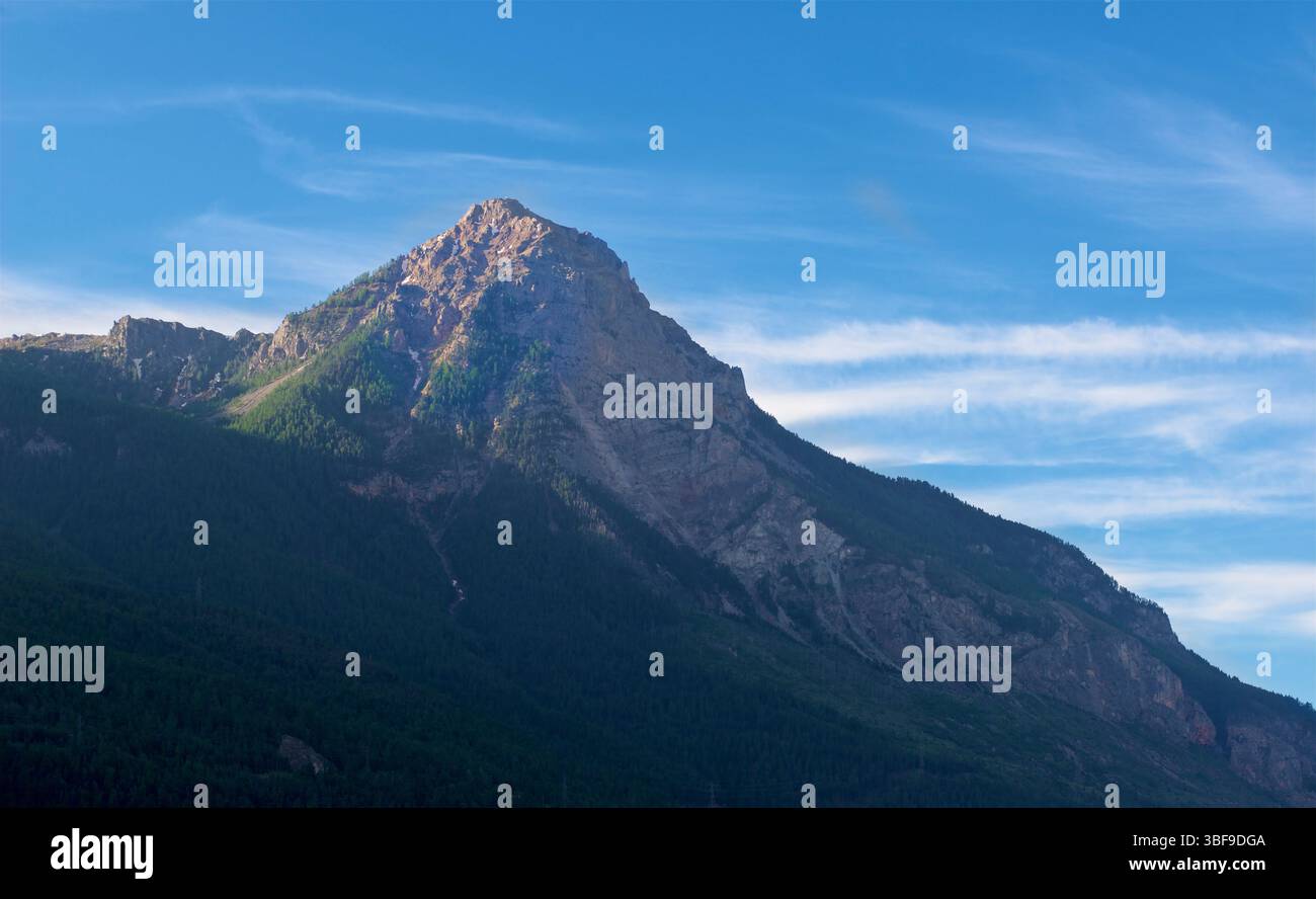 Vette alpine viste dalla strada tra Saint Martin de Queyri res e Brianc, dipartimento delle alte Alpi, Francia sud-orientale. Valle di Durance. Foto Stock