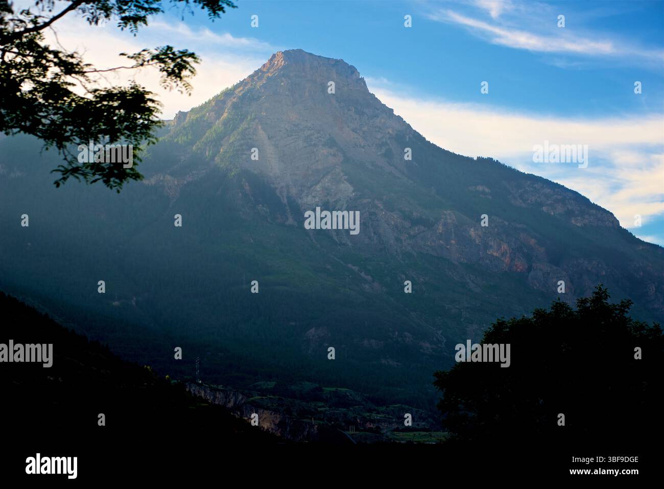 Vette alpine viste dalla strada tra Saint Martin de Queyri res e Brianc, dipartimento delle alte Alpi, Francia sud-orientale. Valle di Durance. Foto Stock