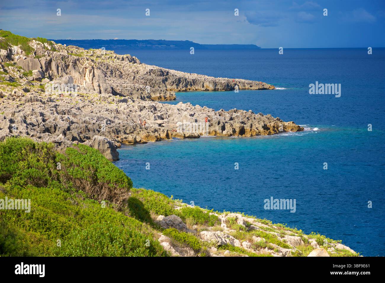 Costa rocciosa che circonda la spiaggia di Funnov˜jere nel comune di Corsano, nella parte sud-occidentale del Salento, in provincia di Lecce, Puglia, Italia. Questo angolo nascosto si affaccia sul mare Adriatico, caratterizzato da scogliere e rocce a picco sul mare, Foto Stock