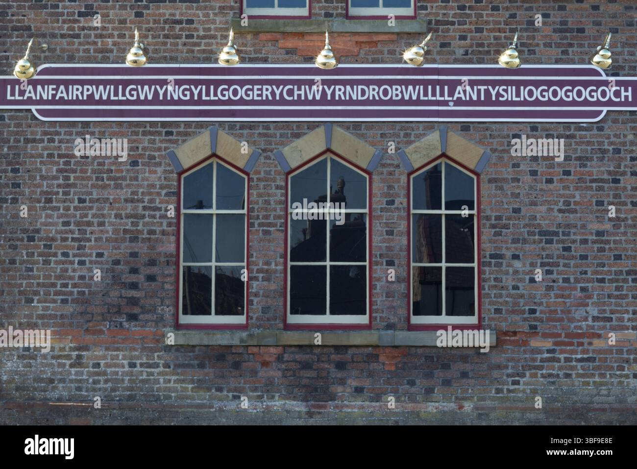 Cartello della stazione ferroviaria nel villaggio di LLanfairpwllgwynyllgogerychwyrndrobwlllantysiliogogoch, Anlesey, Galles Foto Stock