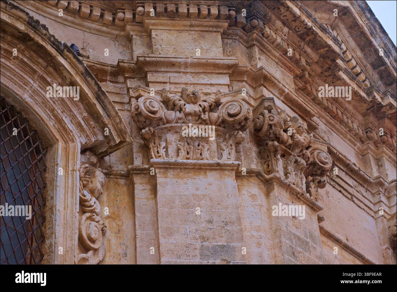 Dettaglio architettonico ecclesiastico di un pilastro e capitelli, Nardo, Salento, Puglia, Italia. Chiesa della Purita. Capitale corinzia Foto Stock