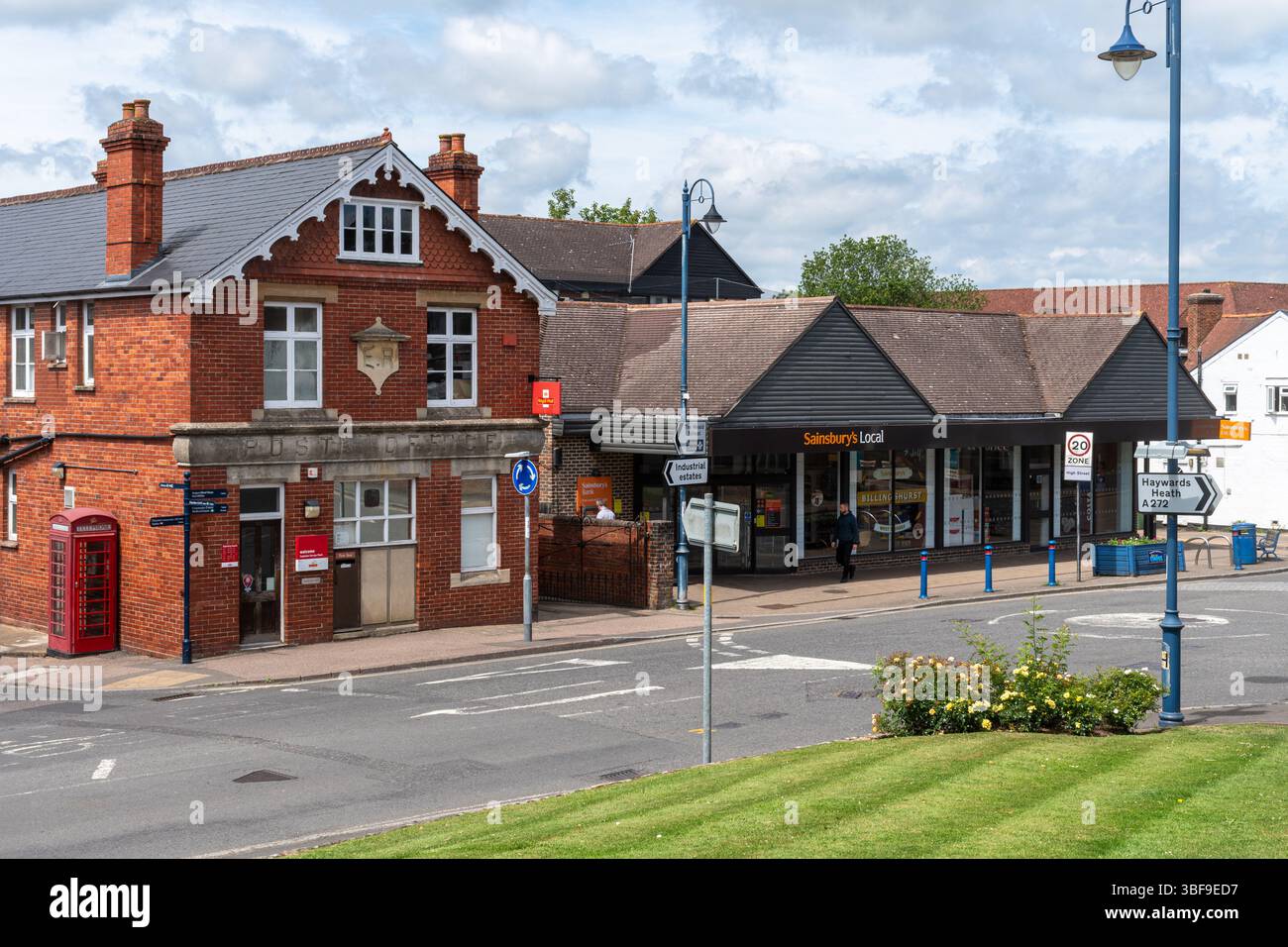 Billingshurst High Street, vista dei negozi e delle aziende del centro città, West Sussex, Inghilterra, Regno Unito Foto Stock