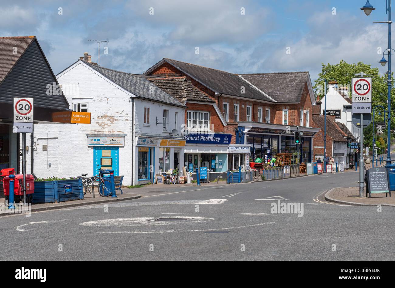 Billingshurst High Street, vista dei negozi e delle aziende del centro città, West Sussex, Inghilterra, Regno Unito Foto Stock