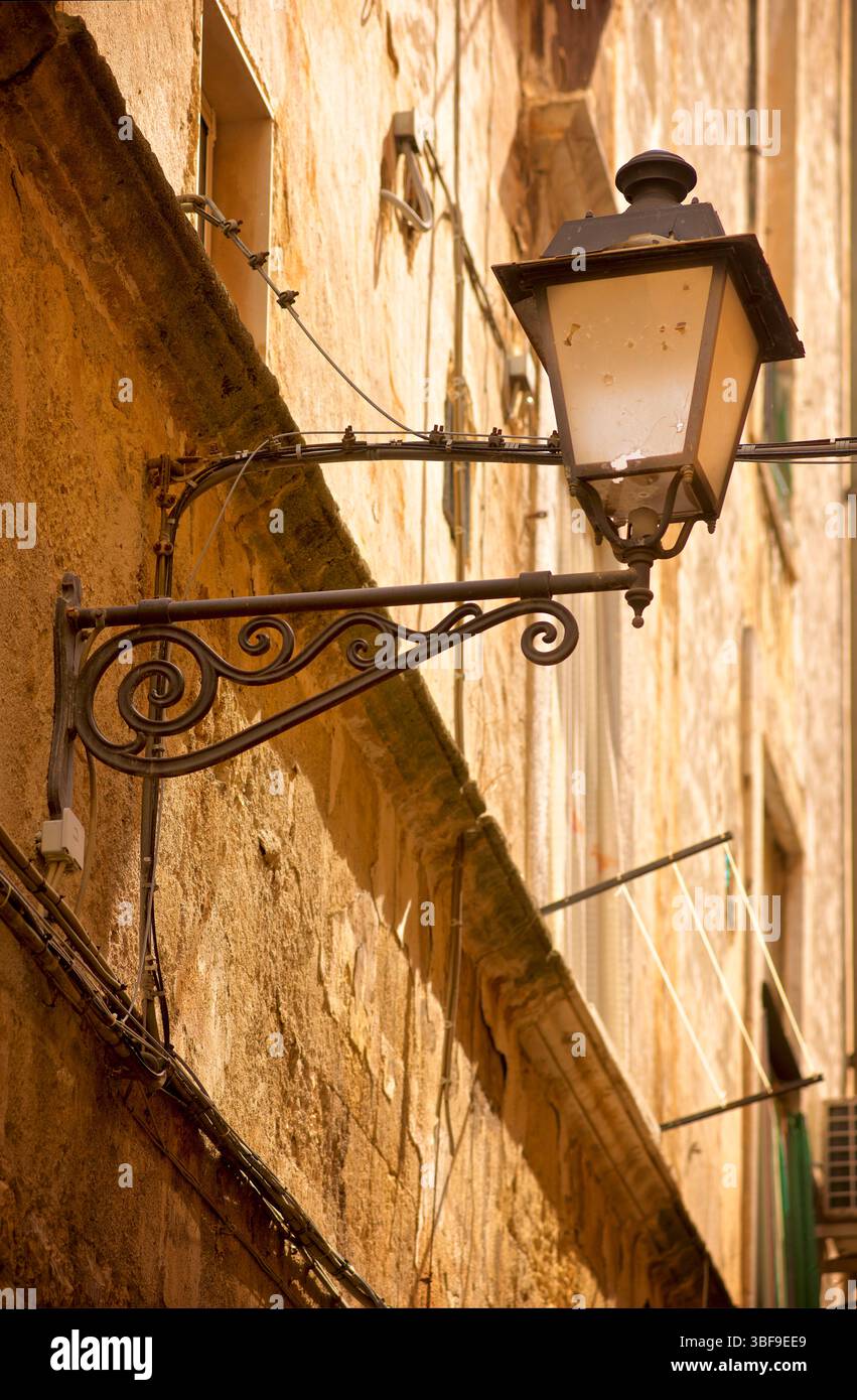 Streetlamp in una via secondaria di Bari, Puglia, Italia Foto Stock