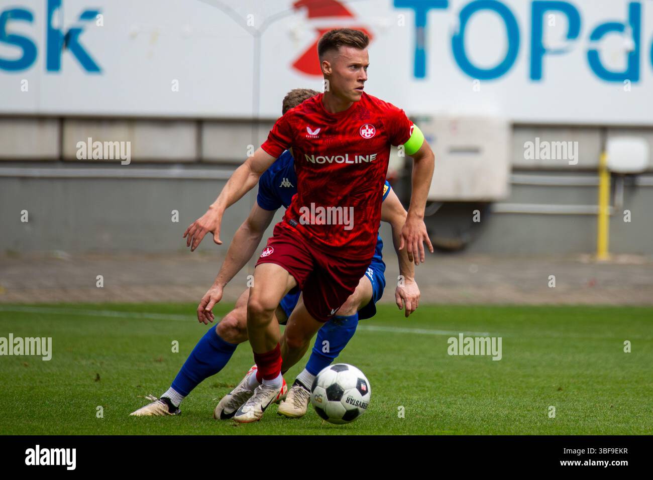 Fußball Oberliga Rheinland-Pfalz/Saar, Saison 2024/25, 34. Spieltag: 1. FC Kaiserslautern II gegen FK Pirmasens***am Ball: Marius Bauer (8, Kaiserslau Foto Stock