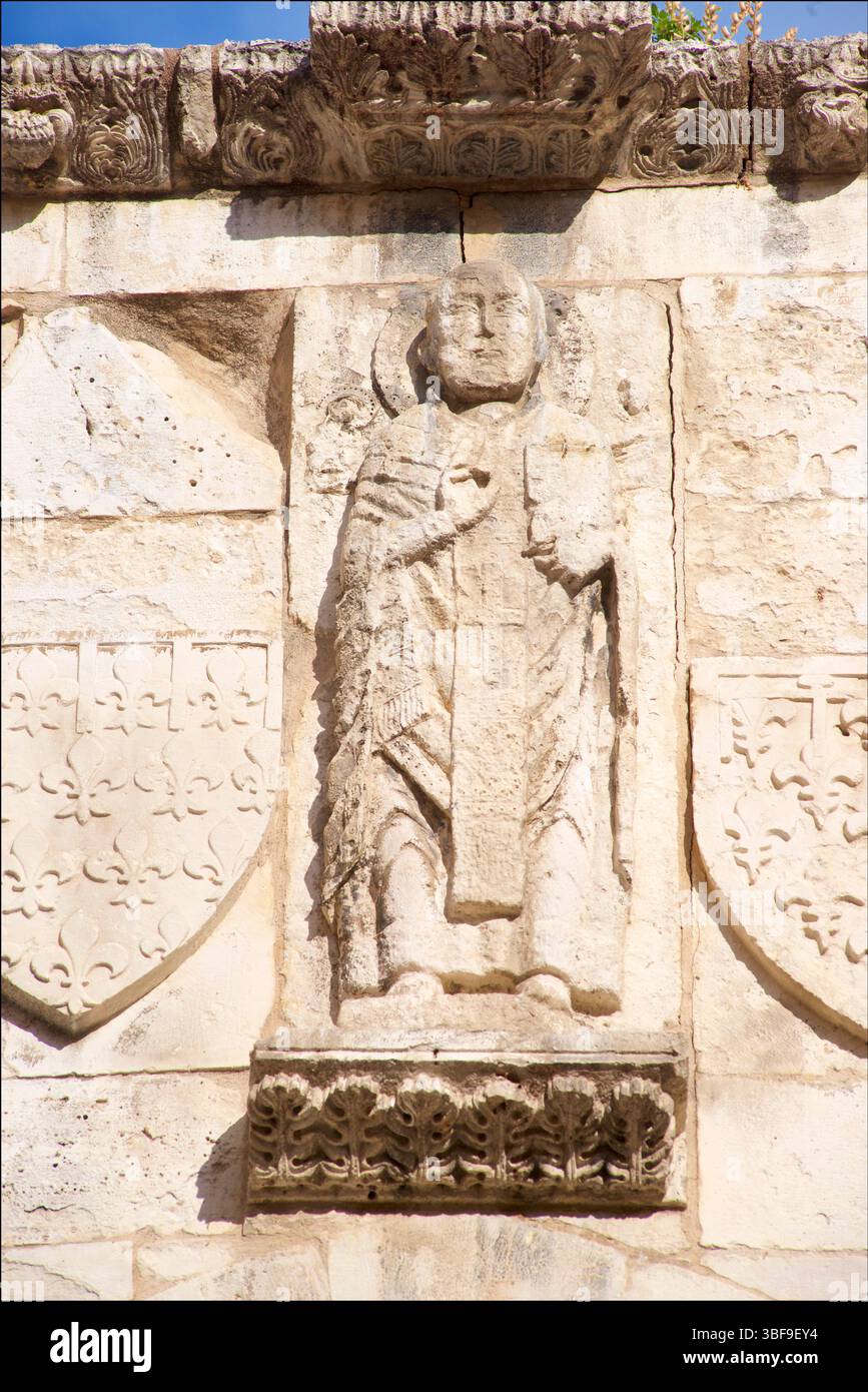 Dettaglio architettonico di intaglio in pietra nella Basilica Pontificia di San Nicola a Bari, Puglia, Italia meridionale. La chiesa ha un ampio significato religioso in tutta Europa e nel mondo cristiano e un'importante meta di pellegrinaggio sia per i cattolici che per i cristiani ortodossi. Bari, Puglia, Italia Foto Stock