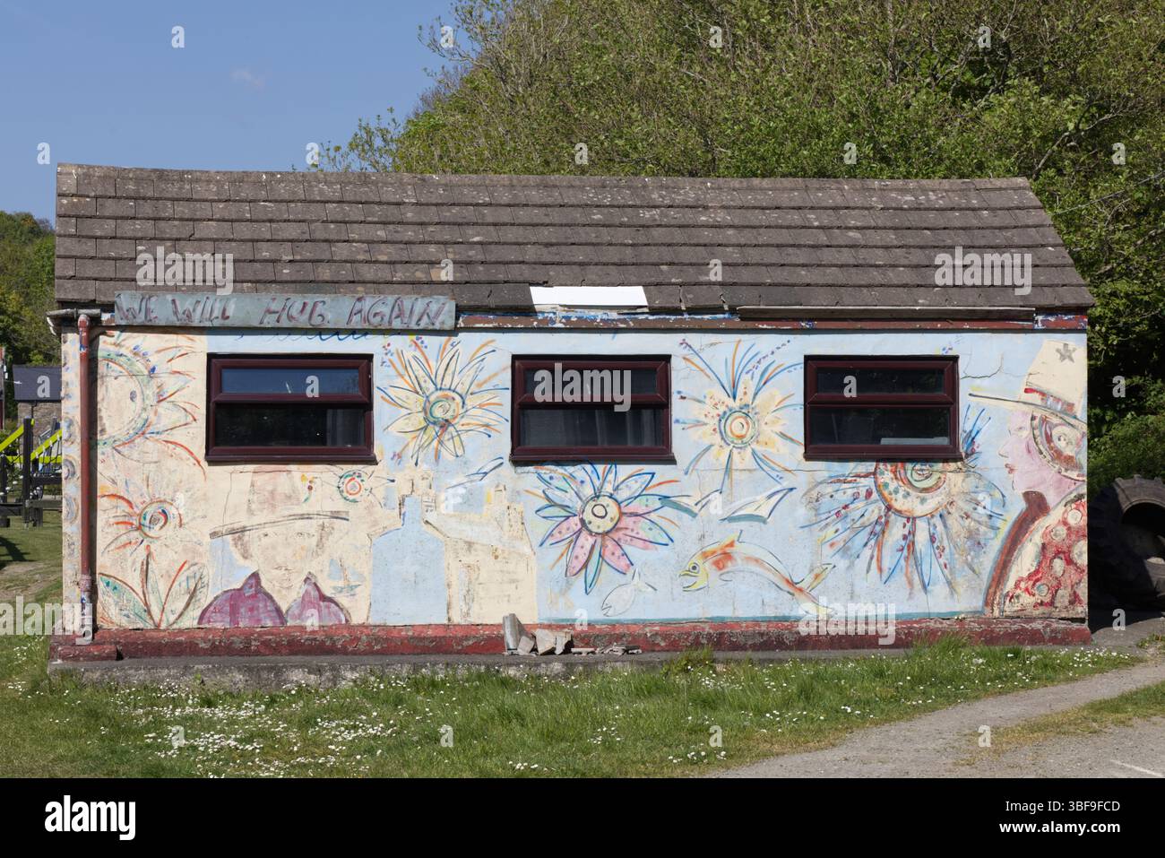 Ci abbraccieremo di nuovo, un edificio a Solva, galles. Foto Stock