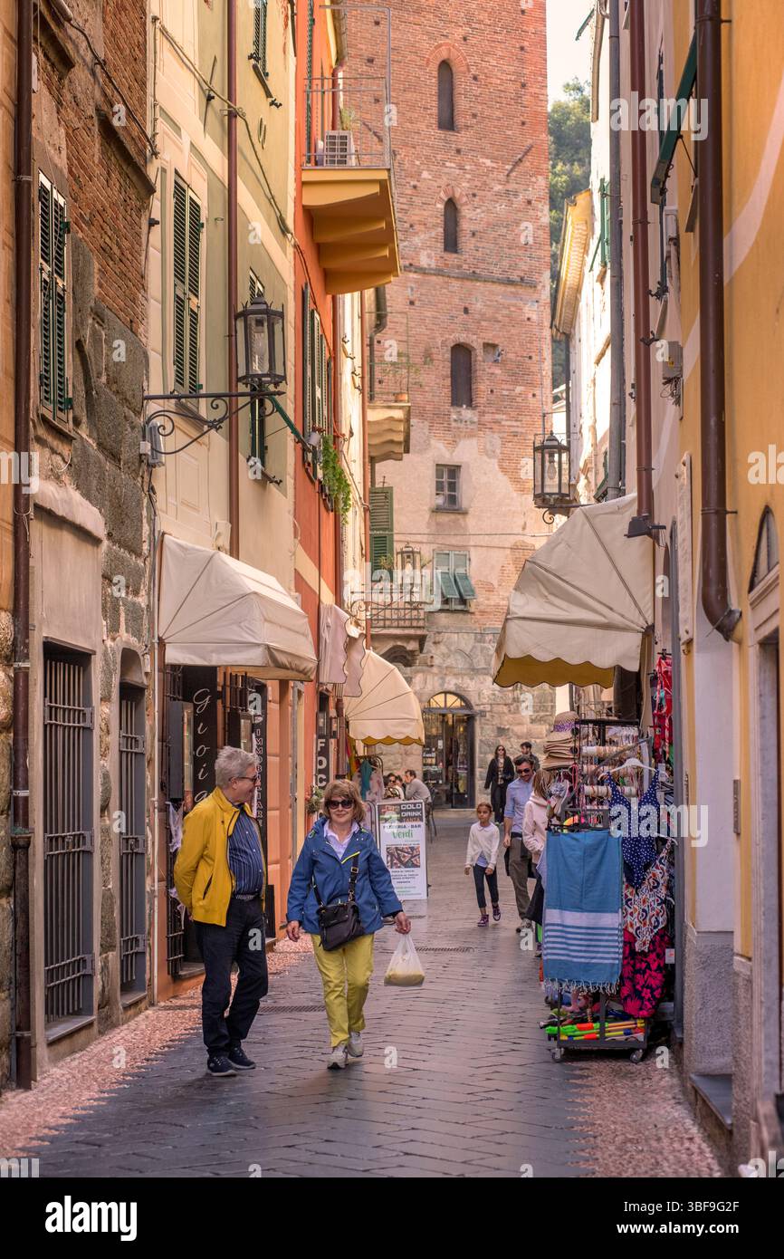 Stradina nel centro storico di Noli, provincia di Savona, Liguria, Italia. Noli è un luogo popolare da visitare e attira visitatori sia nazionali che internazionali. Foto Stock