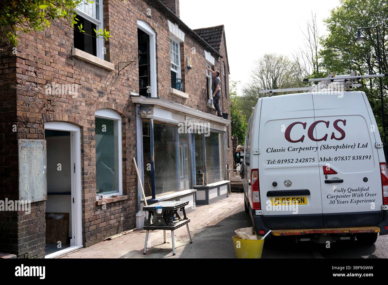 Vecchio negozio in fase di ristrutturazione a Coalbrookdale, Shropshire, Inghilterra, Regno Unito Foto Stock