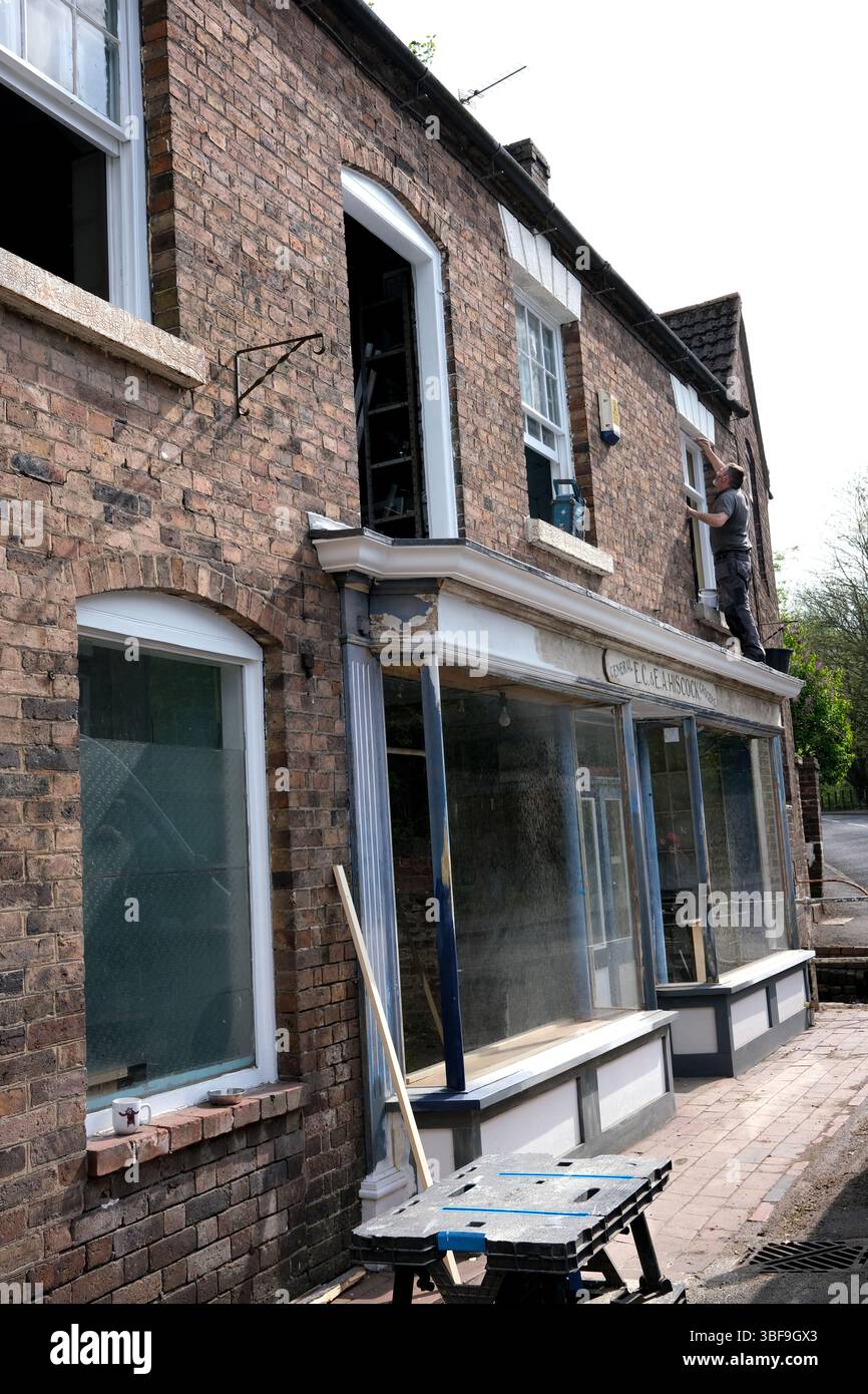Vecchio negozio in fase di ristrutturazione a Coalbrookdale, Shropshire, Inghilterra, Regno Unito Foto Stock