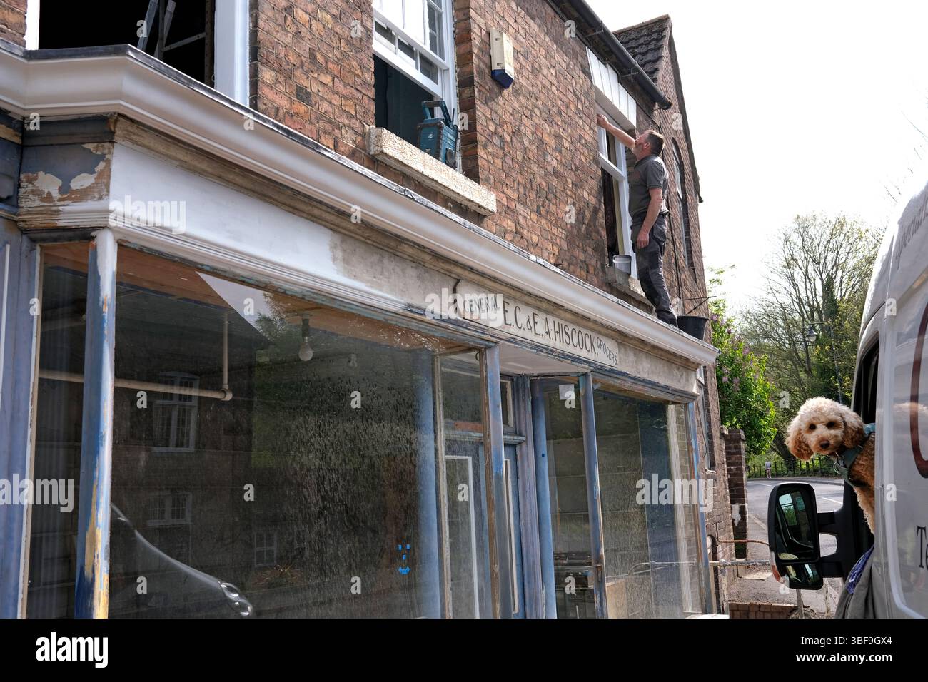 Vecchio negozio in fase di ristrutturazione a Coalbrookdale, Shropshire, Inghilterra, Regno Unito Foto Stock
