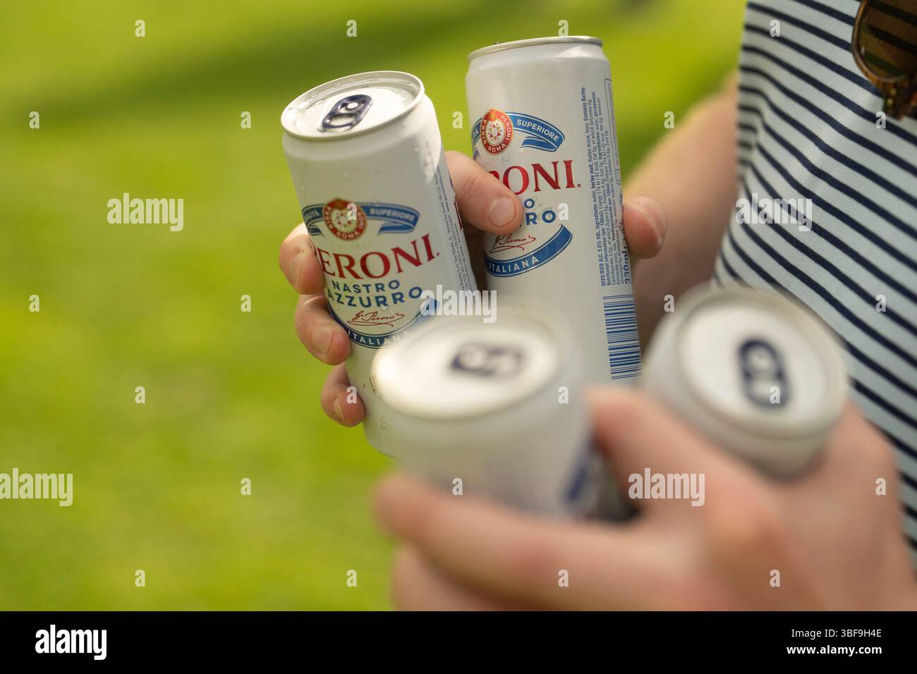 Prendi le birre Peroni per gli amici a un picnic. Saluti all'estate! Foto Stock