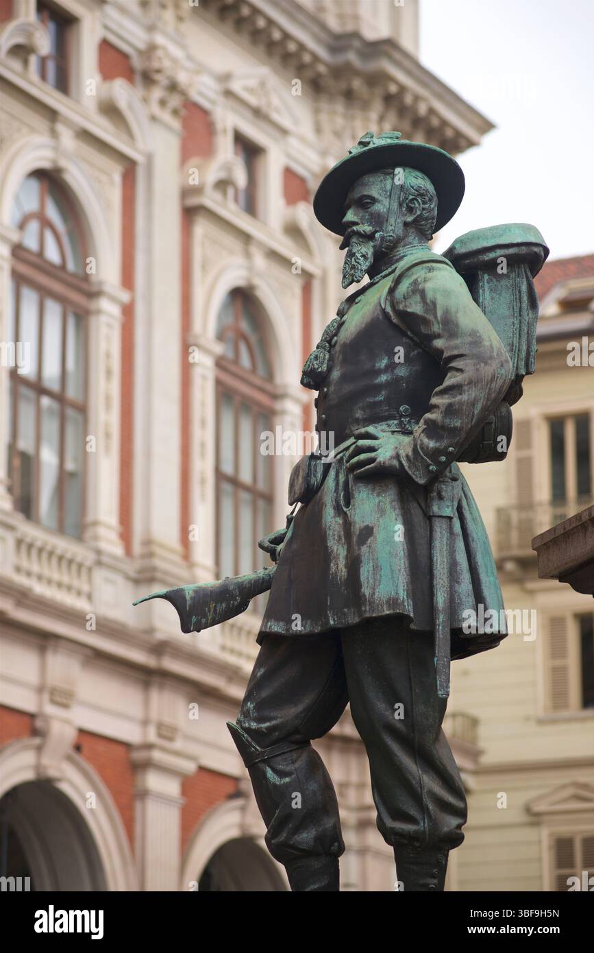 Monumento a Carlo Alberto, Piazza Carlo Alberto, Torino Italia. Torino, Italia. Carlo Alberto i (Roma, 2 ottobre 1798 – 28 luglio 1849) è stato re di Sardegna e sovrano dello Stato sabaudo dal 27 aprile 1831 fino alla sua abdicazione nel 1849. Il suo nome è legato alla prima costituzione italiana, lo Statuto Albertino, e alla prima guerra d'indipendenza italiana Foto Stock