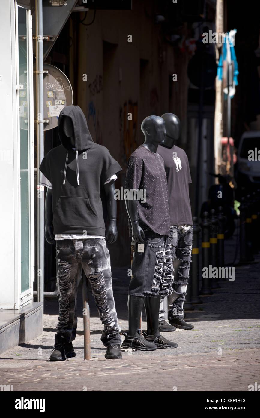 Manichini vestiti di nero. Felpe con cappuccio nere. Foto Stock