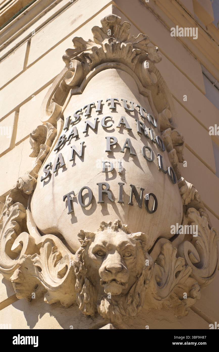 Emblema in pietra dell'ISTITUTO BANCARIO SAN PAOLO DI TORINO San Paolo Banking Institute di Torino l'Istituto bancario San Paolo di Torino S.p.A., comunemente noto come San Paolo, era una banca italiana. La sua sede principale era a Torino, in Piemonte. La banca è il predecessore di Sanpaolo IMI, nonché l'attuale banca più grande in Italia in termini di patrimonio totale, intesa Sanpaolo. Torino, Milano, Italia Foto Stock