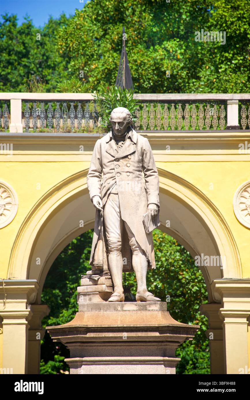 Statua di Joseph-Louis Lagrange a Torino, Italia. Scolpito da Giovanni Albertoni nel 1865 Joseph-Louis Lagrange, noto anche come Giuseppe Luigi Lagrange o Lagrangia, è stato un matematico, fisico e astronomo italiano, naturalizzato francese. Nacque a Torino e successivamente fondò l'Accademia delle Scienze di Torino. Ha dato contributi significativi ai campi dell'analisi, della teoria dei numeri e della meccanica sia classica che celeste. Foto Stock