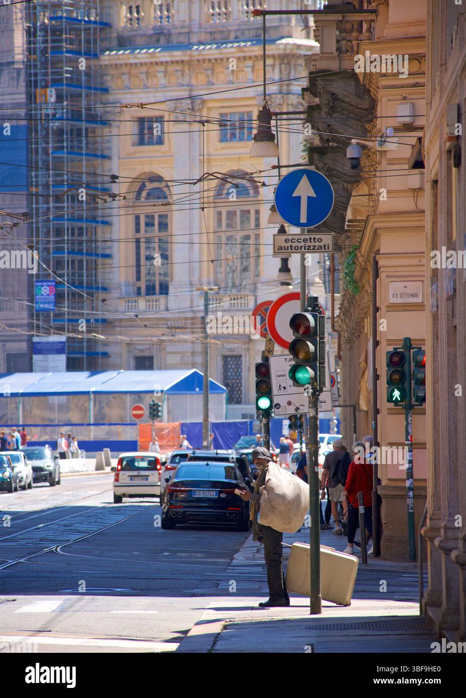 Scena di strada candida, Torino. Incrocio di via Pietro Micca e via XX settembre, Torino, Italia. Torino, italia. Foto Stock