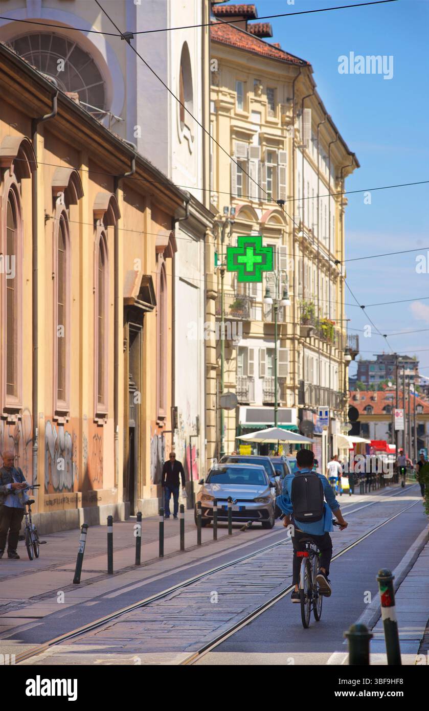 Via Limano in direzione dell'area di porta Palazzo di Torino. Strade urbane con auto, biciclette, pedoni. Foto Stock