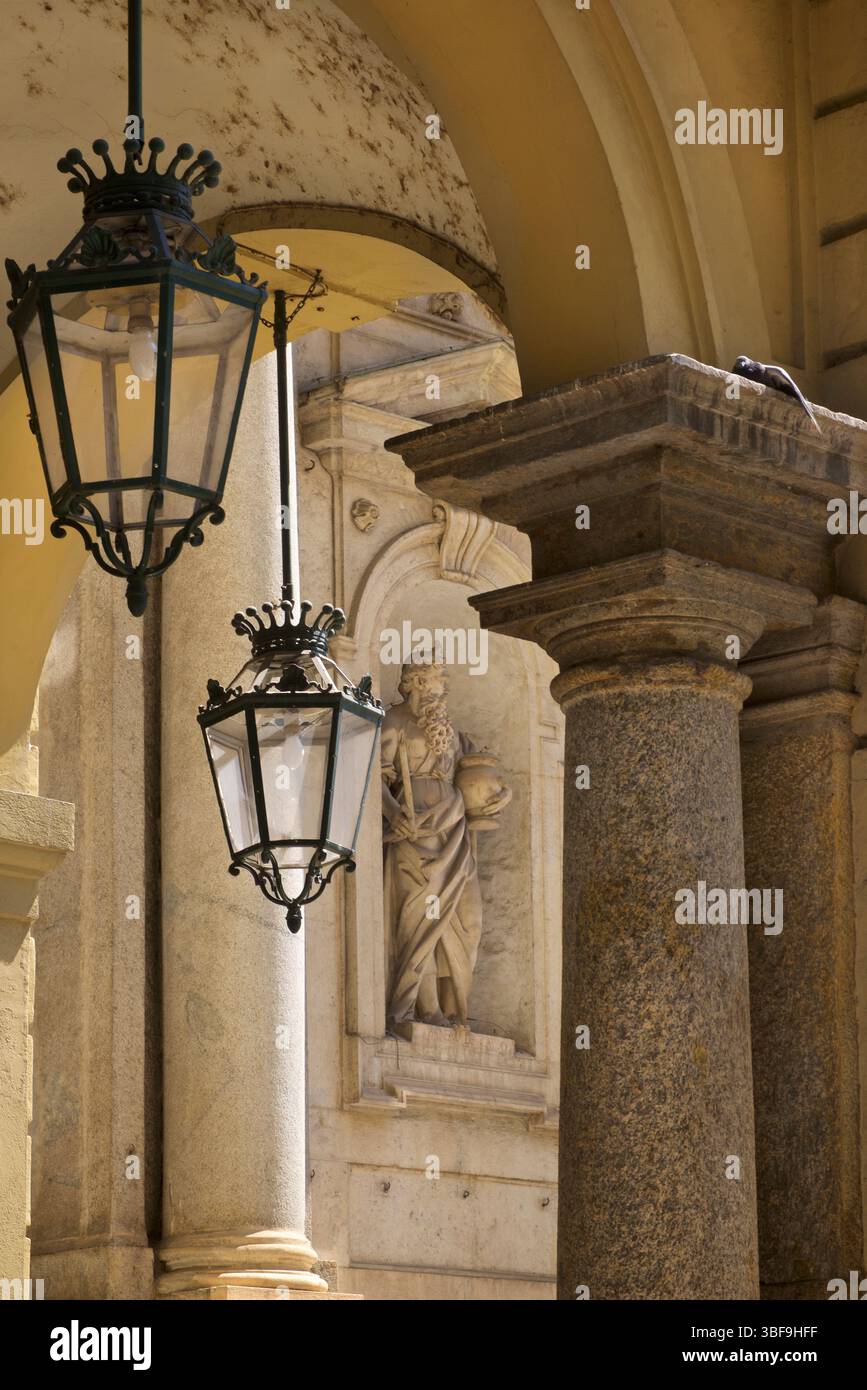 Dettaglio architettonico - Palazzo Civico, l'attuale nome dell'antico Palazzo di Città, sede del comune della città di Torino. Si affaccia sulla piazza che prende il nome dalla denominazione originaria e che, prima dell'ultimo allestimento settecentesco, era conosciuta con il nome di Piazza delle Erbe. L'attuale municipio è stato progettato dall'architetto Francesco Lanfranchi ( 1663 ) Torino, Italia. Foto Stock