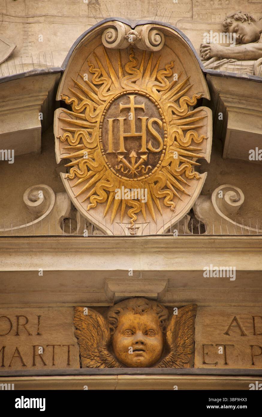 Emblema che raffigura il monogramma di Cristo, in particolare il cristogramma IHS, pazzo da Baccio d'Agnolo nel 1529. È un simbolo usato frequentemente nell'arte cristiana e nell'iconografia Foto Stock