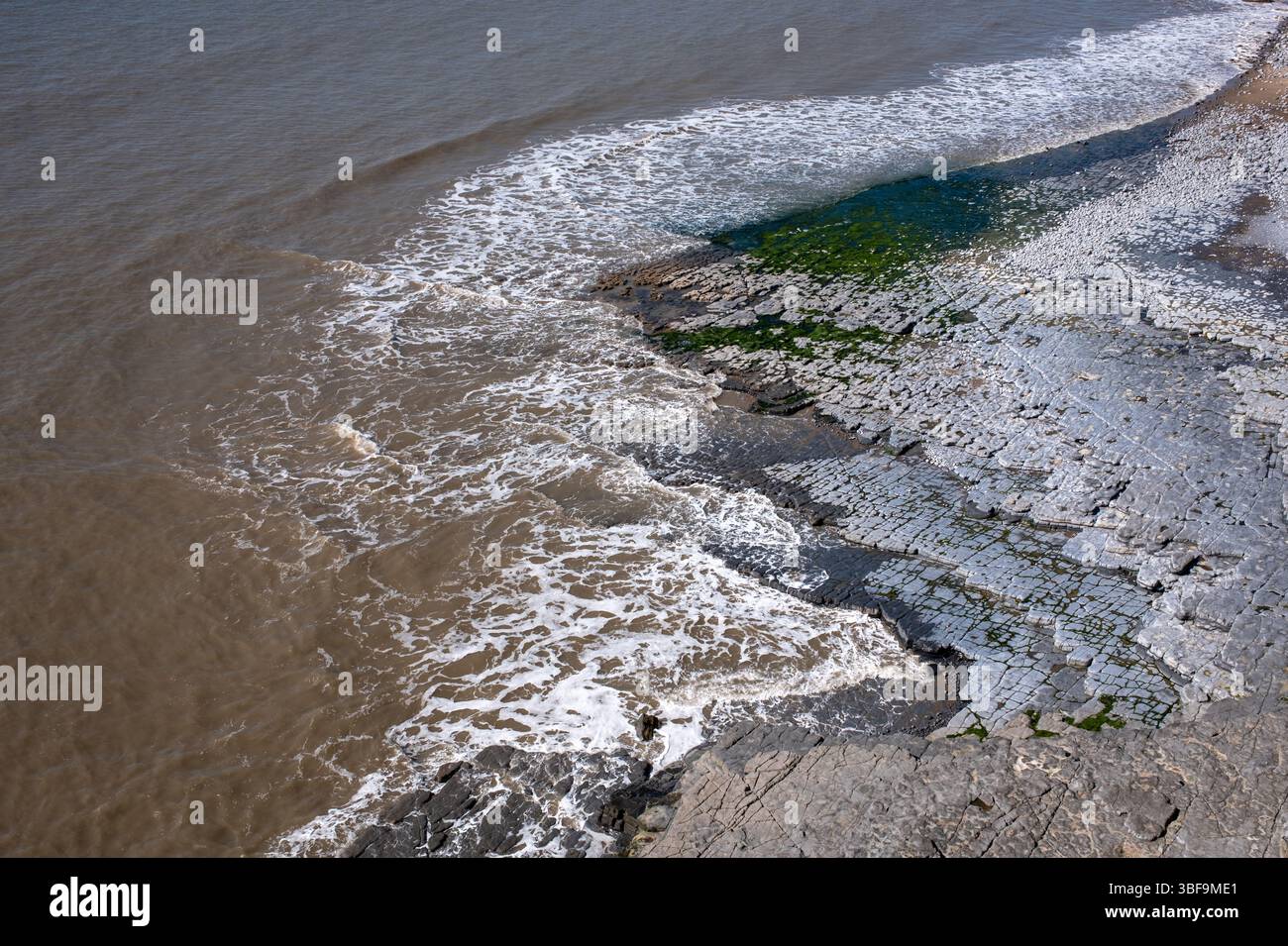 Onde di marea a Monknash Beach sulla Glamorgan Heritage Coast nel Galles del Sud nel Regno Unito Foto Stock