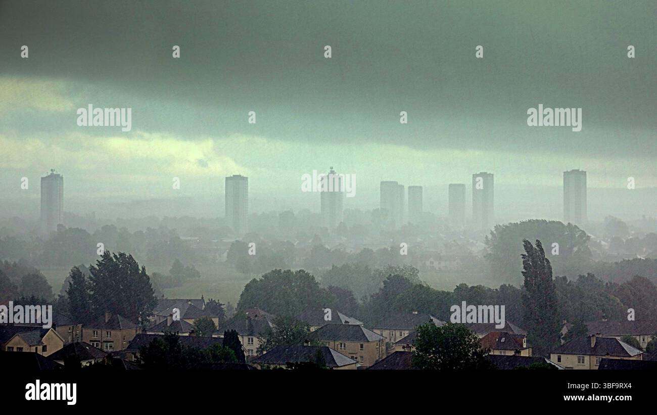 Glasgow, Scozia, Regno Unito. 31 maggio 2025. Meteo nel Regno Unito: Pioggia in città mentre le torri e i sobborghi pf Knightswood soffrono. Credit Gerard Ferry/Alamy Live News Foto Stock