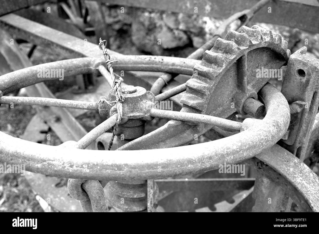 Primo piano sulle vecchie attrezzature agricole Foto Stock