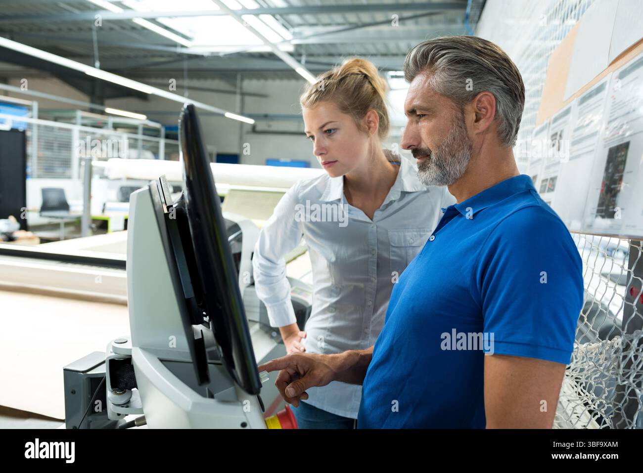 lavoratori che si occupano della gestione del colore della stampante Foto Stock