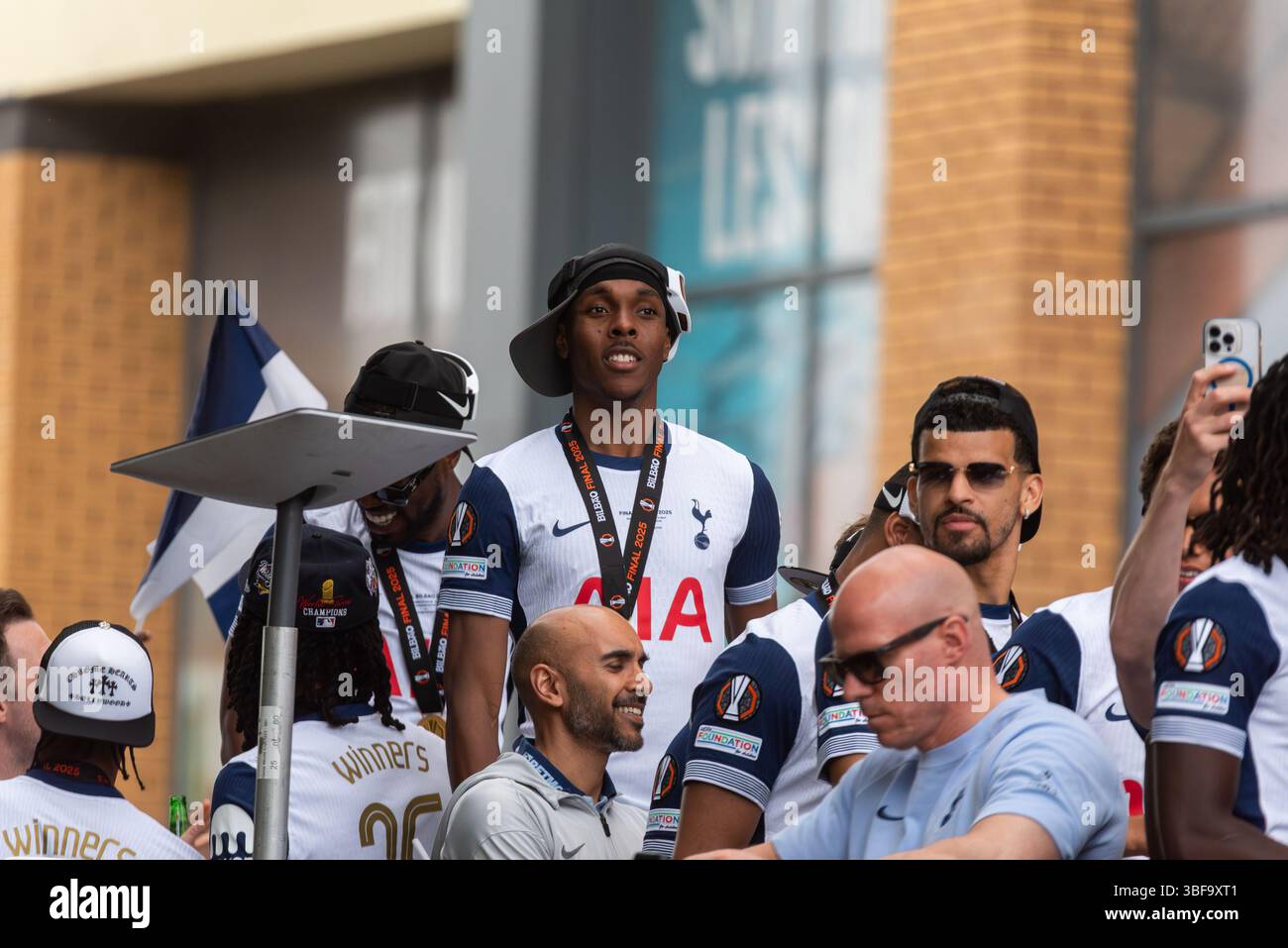 Mathys Tel e i giocatori alla parata di vittoria del Tottenham Hotspur UEFA Europa League sugli open top bus a Edmonton Green, Londra, Regno Unito Foto Stock