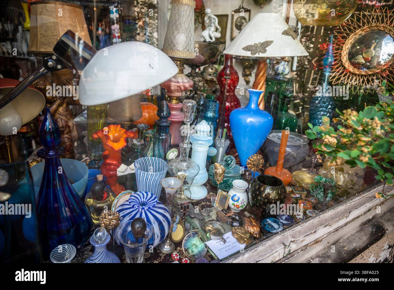 Negozio di articoli usati pieno di maglie economiche, Parigi, Francia Foto Stock
