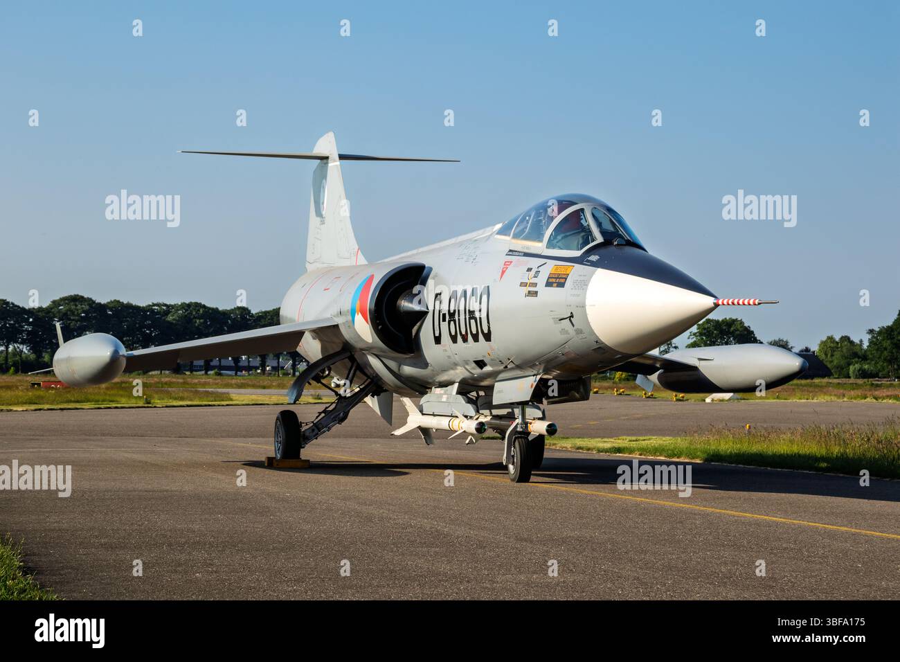 Ex caccia Lockheed F-104G Starfighter della Royal Netherlands Air Force sulla pista dell'aeroporto di Teuge. Teuge, Paesi Bassi - 4 giugno 2022 Foto Stock