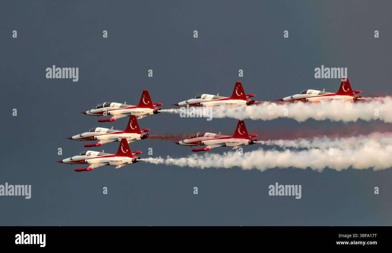 La formazione di jet da caccia F-5 Tiger delle stelle turche si esibisce durante il Sanicole Sunset Airshow. Sanicole, Belgio - 10 settembre 2022 Foto Stock
