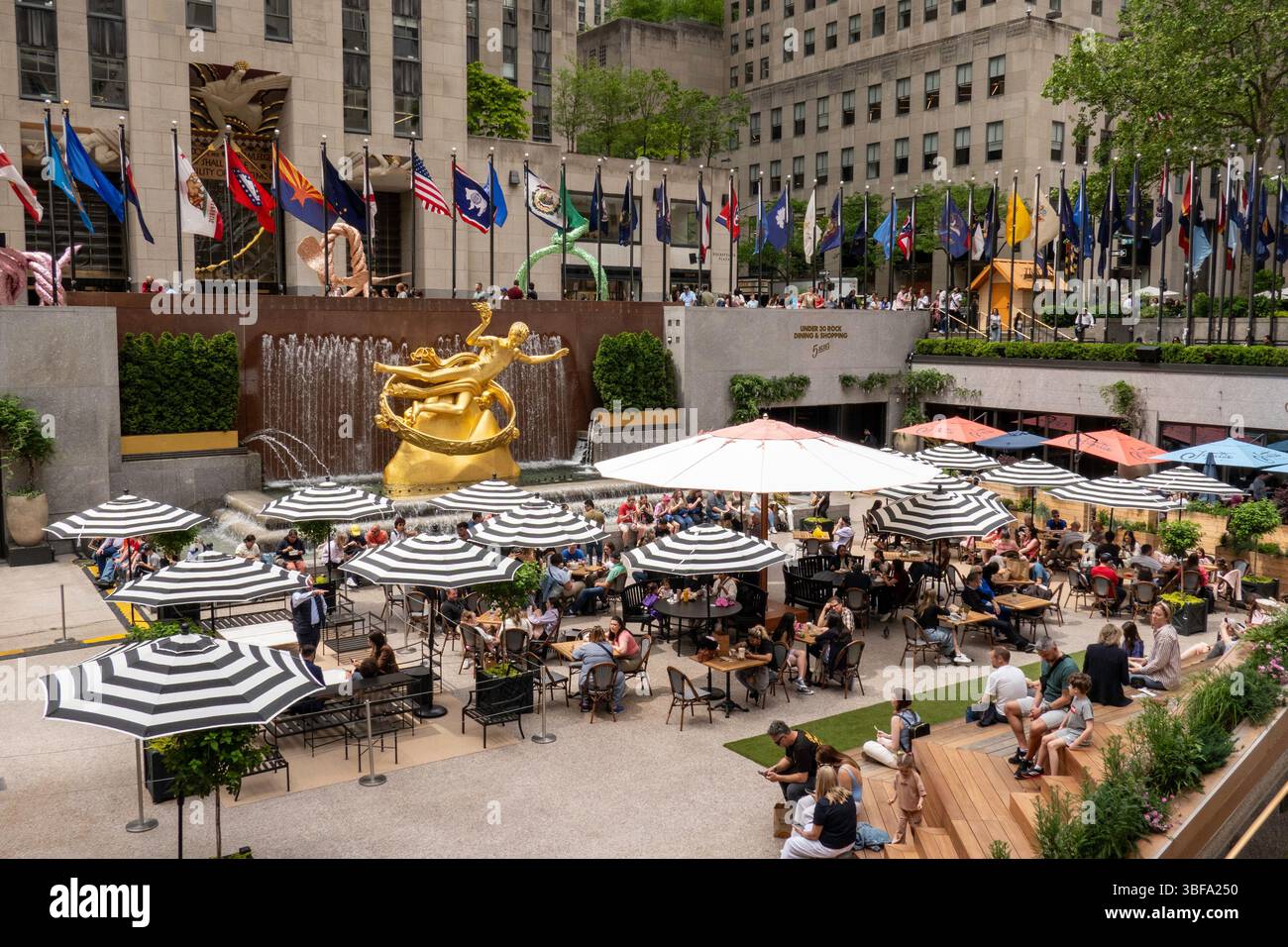 Statua di Prometeo e ristorante all'aperto Rockefeller Center Plaza, New York 2025 Foto Stock