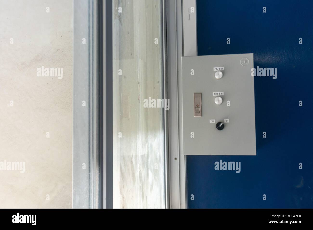 Una vista dettagliata di un pannello di controllo progettato per le applicazioni industriali, con interruttori e pulsanti per la gestione di macchinari e apparecchiature. Foto Stock