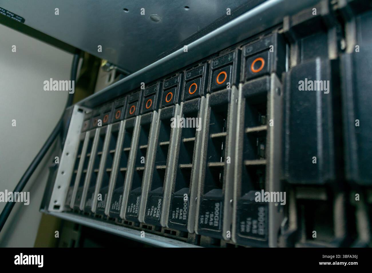 Vista ravvicinata delle unità di archiviazione dati in un server rack che mostra la tecnologia avanzata utilizzata per archiviare e gestire le informazioni in modo sicuro ed efficiente Foto Stock