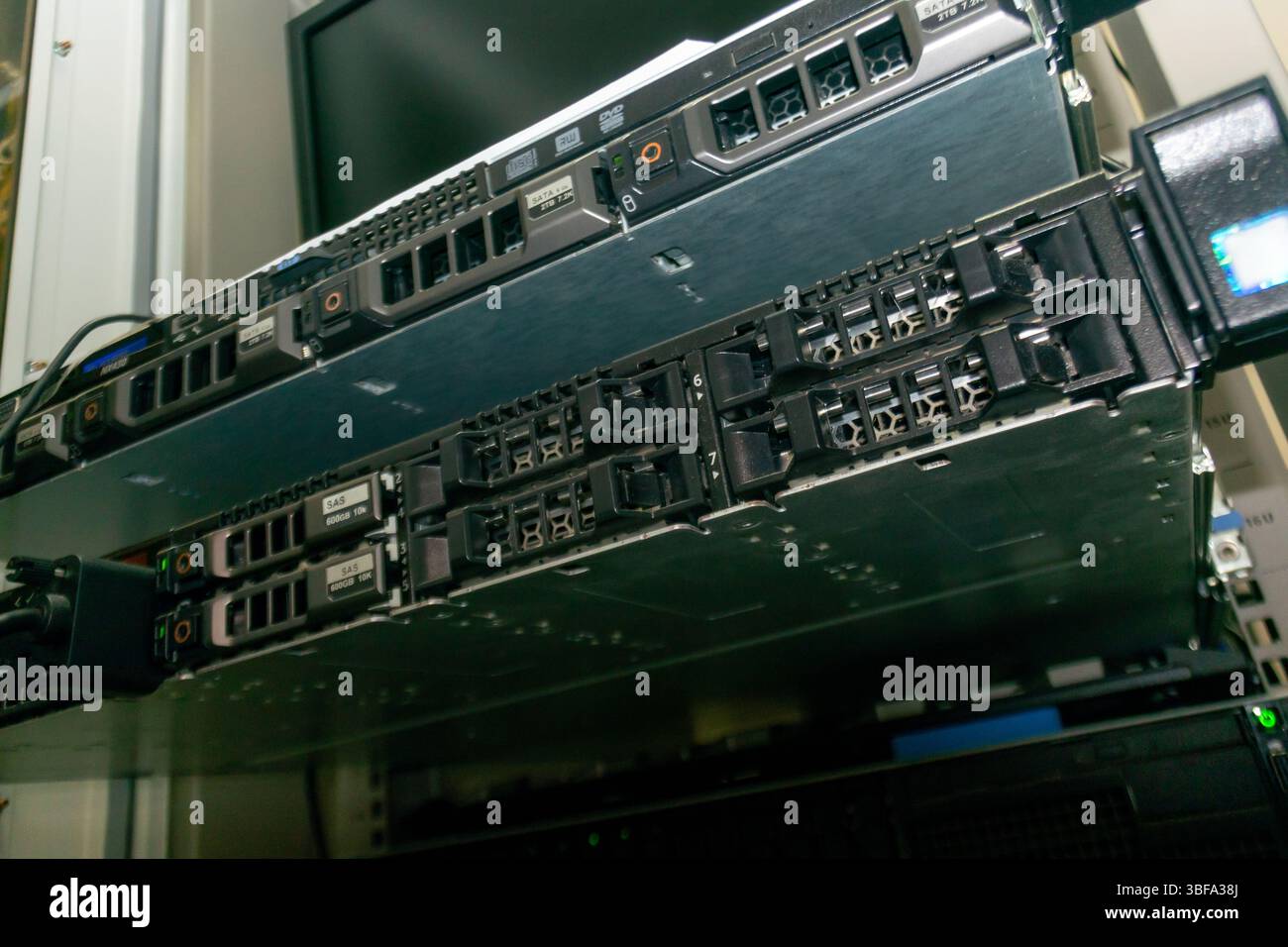 Vista ravvicinata delle unità server in un data center, che mostra la complessa tecnologia e l'hardware utilizzati nei moderni ambienti informatici per una maggiore efficienza Foto Stock