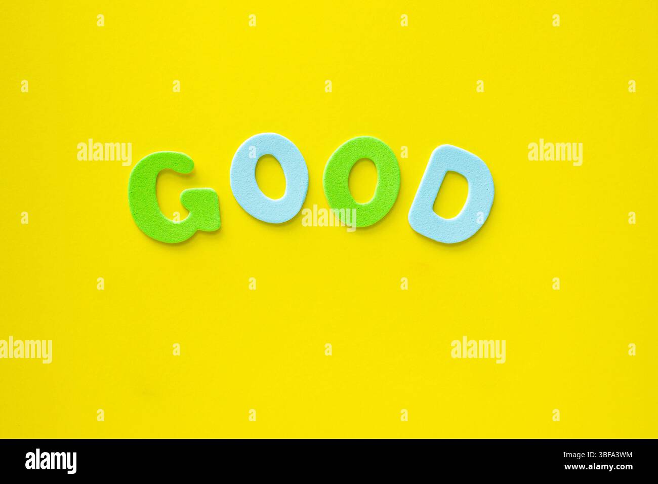 Word Good è composto da lettere multicolore su sfondo giallo con spazio di copia. Imparare l'alfabeto per i bambini. Foto Stock