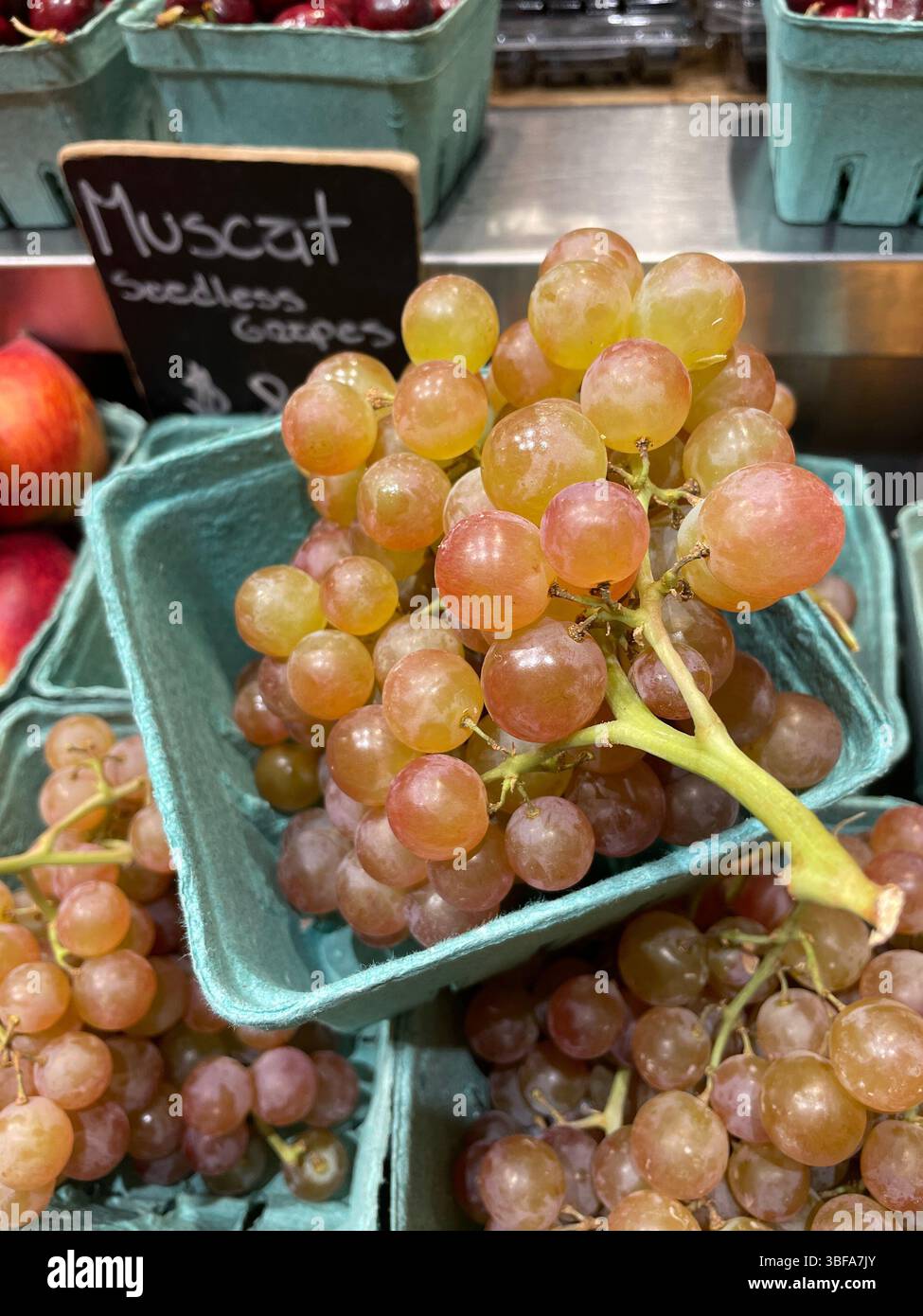 Grappoli di uva Muscat in vendita presso la Food Hall di Grand Central Terminal, 2025, NYC, USA - Immagine stock catturata con smartphone