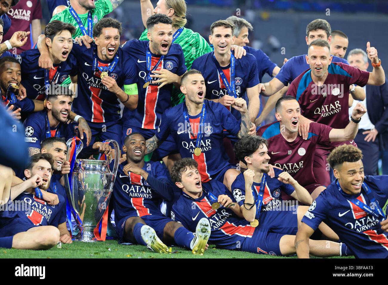 Allianz Arena, Monaco, Germania. 31 maggio 2025. Finale di Champions League, Paris Saint Germain contro Inter Milan; il team PSG festeggia la vittoria con il trofeo Credit: Action Plus Sports/Alamy Live News Foto Stock