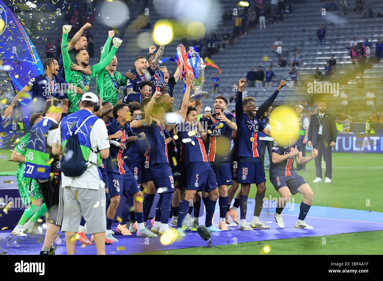 Allianz Arena, Monaco, Germania. 31 maggio 2025. Finale di Champions League, Paris Saint Germain contro Inter Milan; il team PSG festeggia la vittoria con il trofeo Credit: Action Plus Sports/Alamy Live News Foto Stock