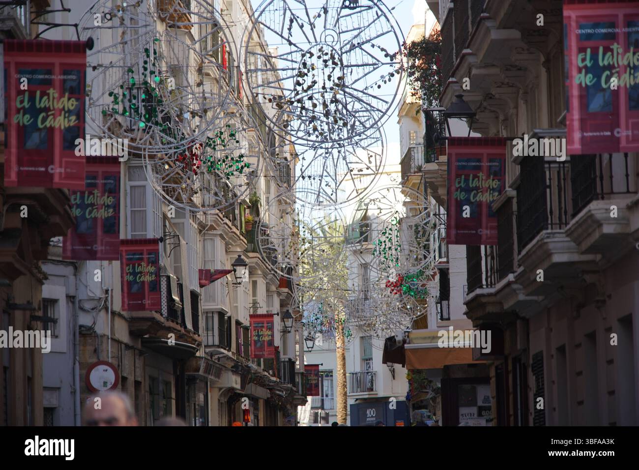 Decorazioni natalizie in strada trafficata a Cadice, Spagna, catturate durante il giorno la vigilia di Natale del 2024 Foto Stock